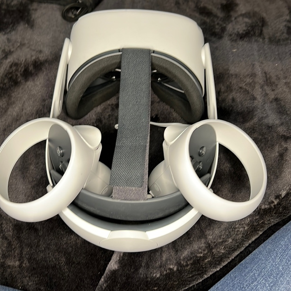 Oculus VR headset and controls